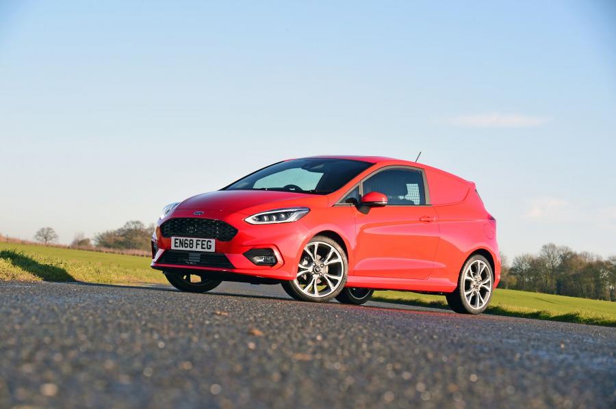  Ford Fiesta Sport Van 2018 года  (UK) (фото 11 из 23)